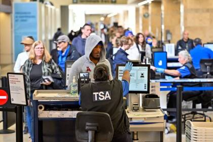 Un control de rutina de la TSA detectó algo oculto en un bastón de un pasajero