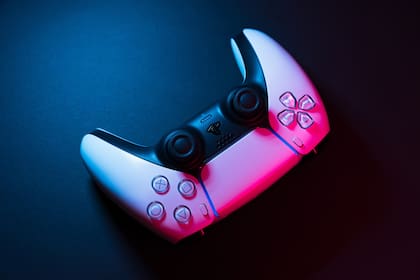 Un control DualSense para PlayStation 5. Una actualización permite vincularlos en forma simultánea a cuatro dispositivos y pasar de uno a otro con una combinación de botones
