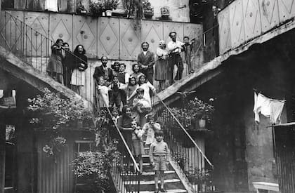 Un conventillo sobre Paseo Colón. 1943.