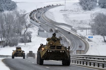 Un convoy de vehículos armados rusos avanza por una autovía en Crimea, el 18 de enero de 2022. (AP Foto)