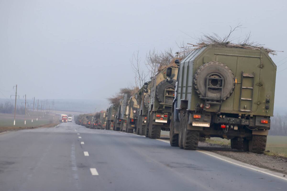 Un convoy de vehículos militares rusos se mueven hacia la frontera en la región de Donbass, en el este de Ucrania