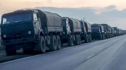 Un convoy militar ruso avanza hacia la región del Donbas