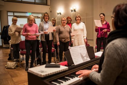 Un coro ensayando en el Centro de Educación de Adultos en Kauniainen, Finlandia