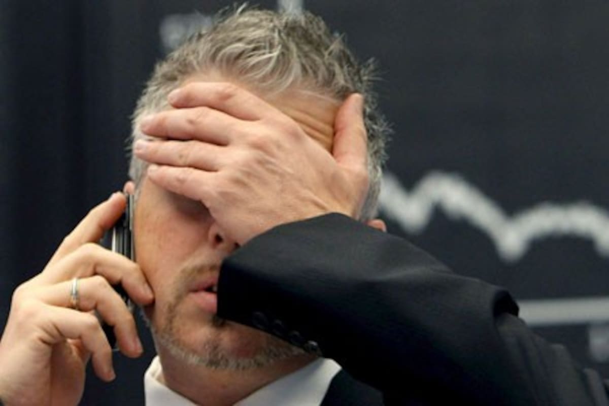 Un corredor de bolsa sufre el desplome de las acciones en la bolsa de Francfort