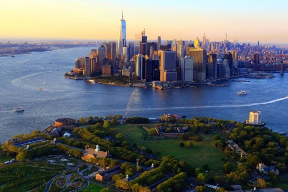 Un corte viajo en ferry conecta el sur de Manhattan con la Isla de los Gobernadores