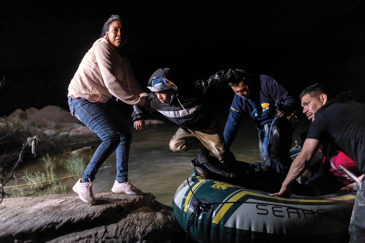 Un coyote o traficante de personas cruza la frontera con migrantes cerca de Roma, Texas