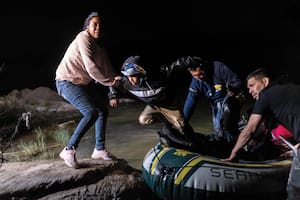 Un coyote o traficante de personas cruza la frontera con migrantes cerca de Roma, Texas