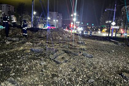 Un cráter abierto tras la caída accidental de una bomba desde un avión ruso, en la ciudad rusa de Belgorod, el 21 de abril de 2023