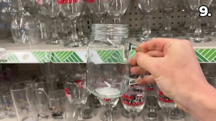 Un creador de contenidos comparó el precio y la calidad de una taza de vidrio con forma de jarra que compró en Dollar Tree con otra de Amazon