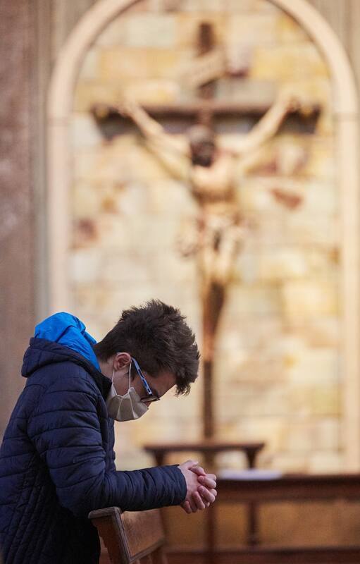 Un creyente ora en el templo Sagrado Corazón de Jesús en Mendoza, en mayo
