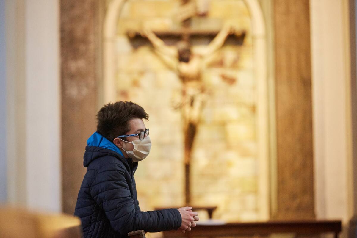 Un creyente ora en el templo Sagrado Corazón de Jesús en Mendoza, en mayo