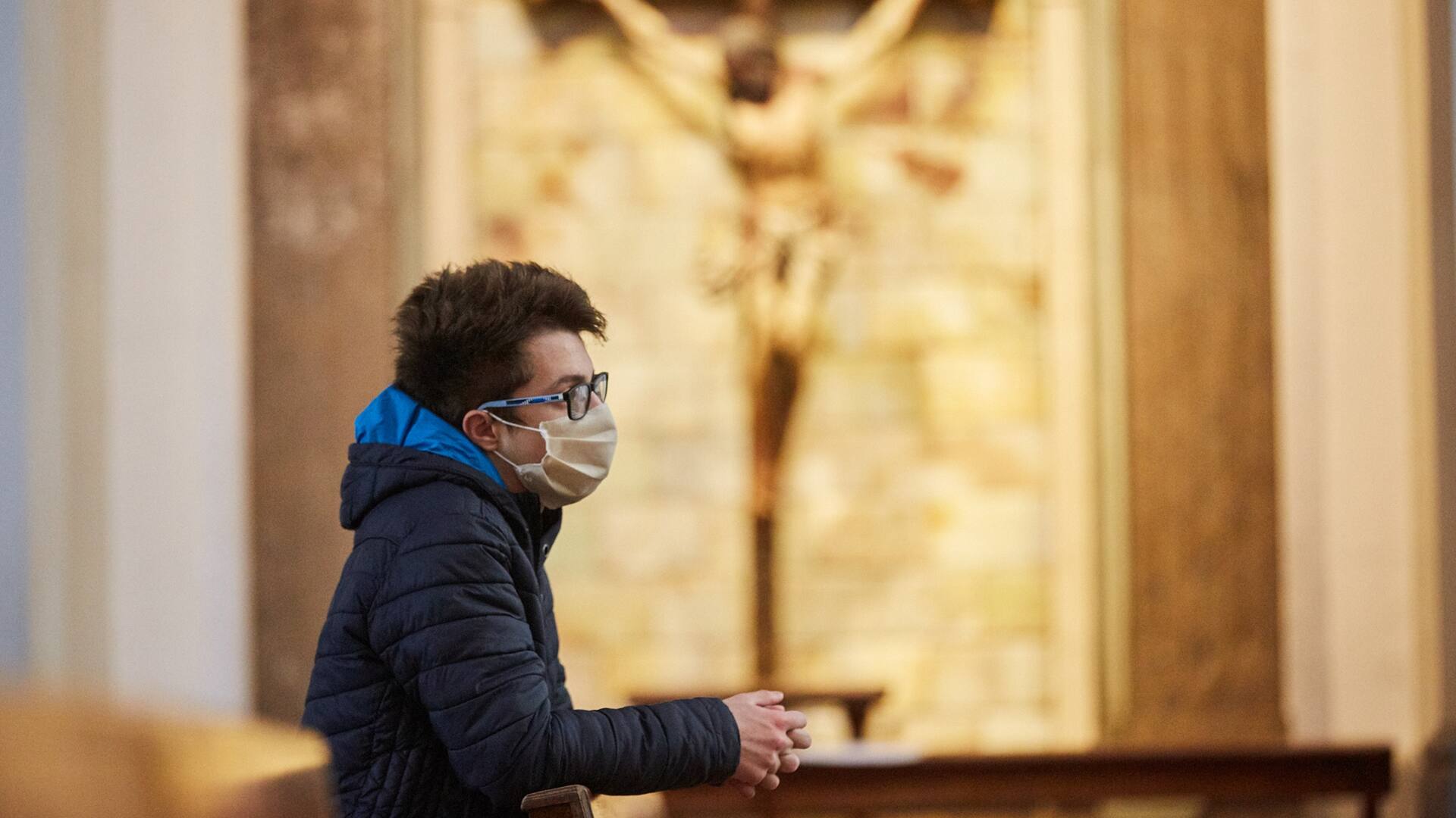 Un creyente ora en el templo Sagrado Corazón de Jesús en Mendoza, en mayo