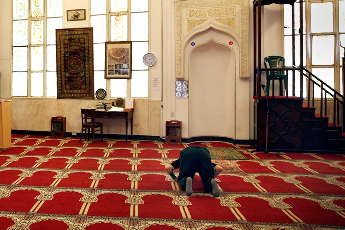 El interior de la mezquita, construida en 1985 y ampliada en 2009, cuenta con unos 500 metros cuadrados de superficie