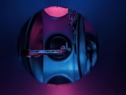 Un cristal de torio en una cámara de vacío; un láser impacta sobre los protones neutrones del torio-229; el sistema mide el salto de energía a nivel atómico y con esa precisión determina el paso del tiempo