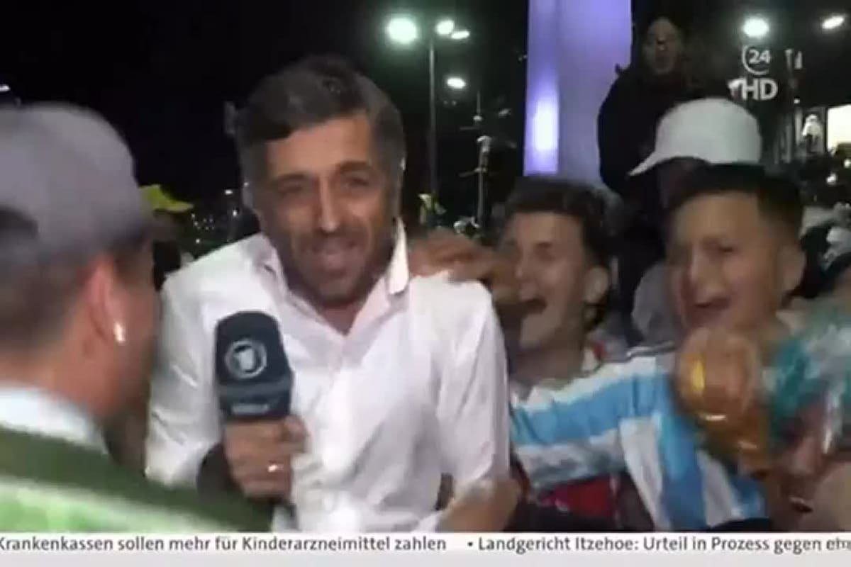 Un cronista alemán quedó en medio de los festejos por la Selección