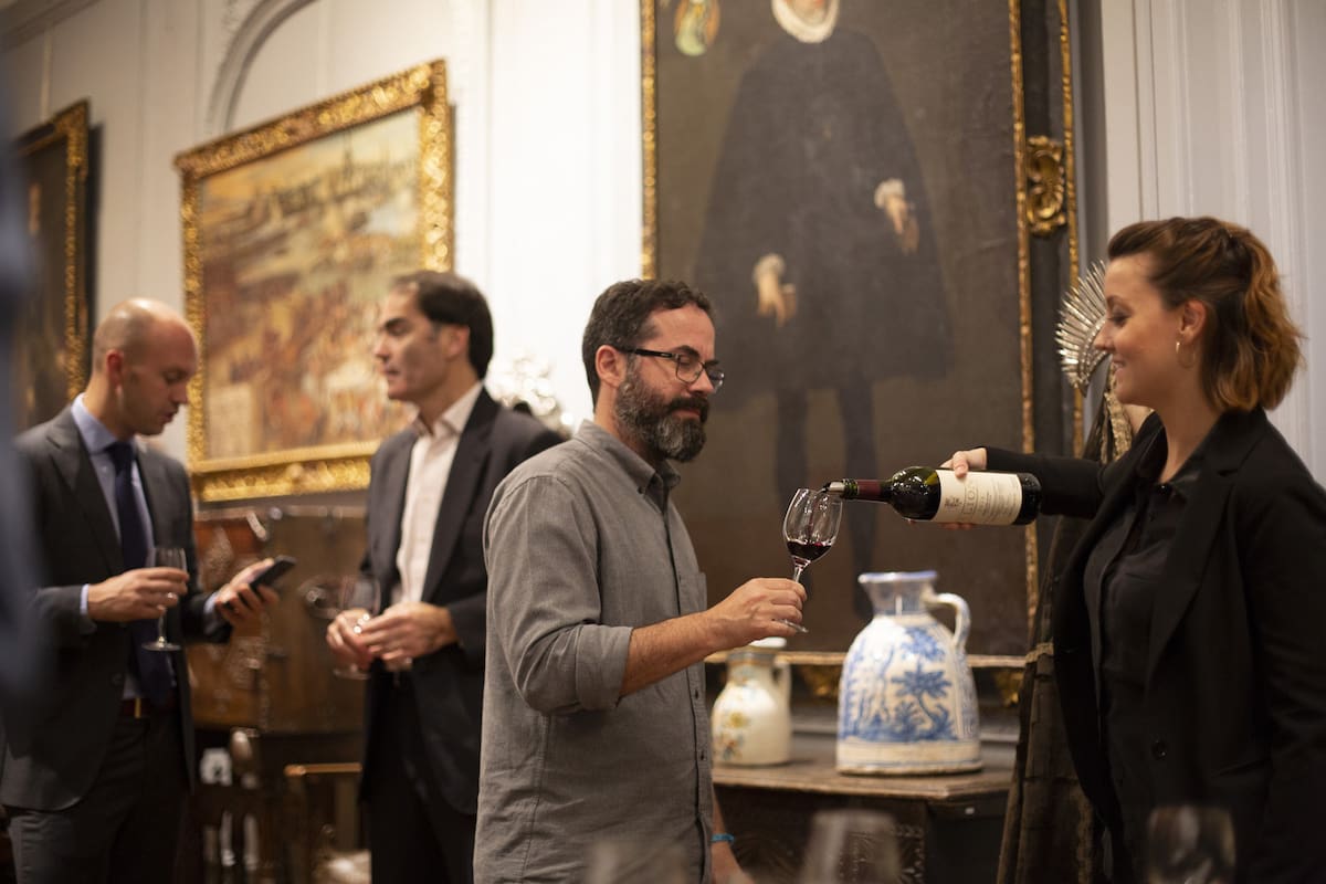 Un cronista asiste a una degustación de etiquetas de lujo realizada en una exposición de arte y mobiliario españoles antiguos