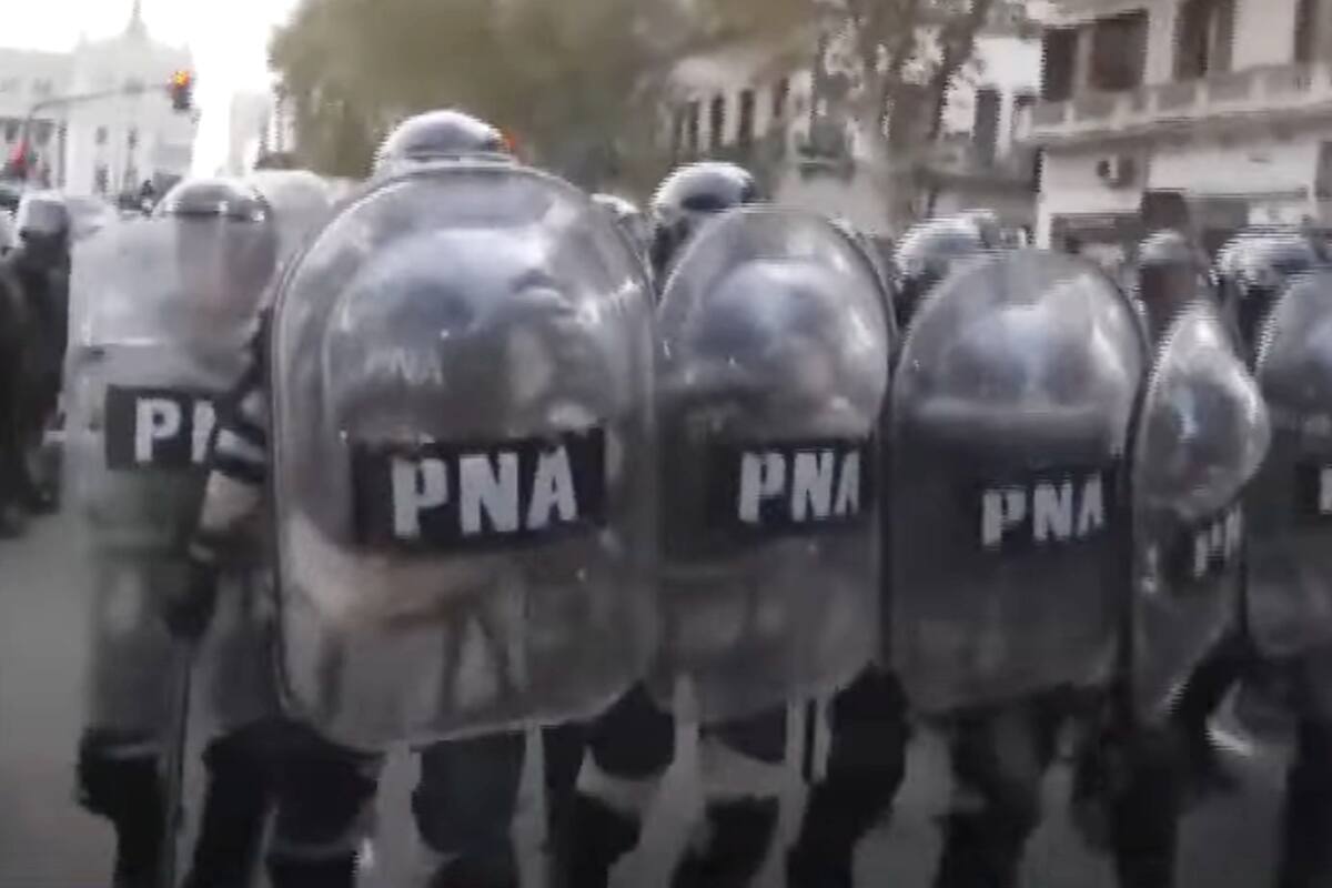 Un cronista y un camarógrafo de LN+ fueron embestidos por agentes de la Prefectura Naval Argentina (PNA) mientras avanzaban por avenida Rivadavia