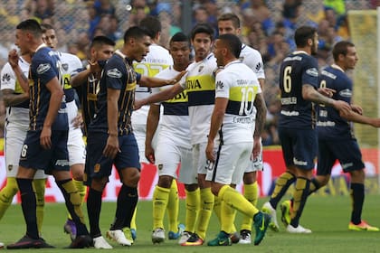 Un cruce en la Bombonera: Teo Gutiérrez discute con Carlos Tevez, en un Boca-Central