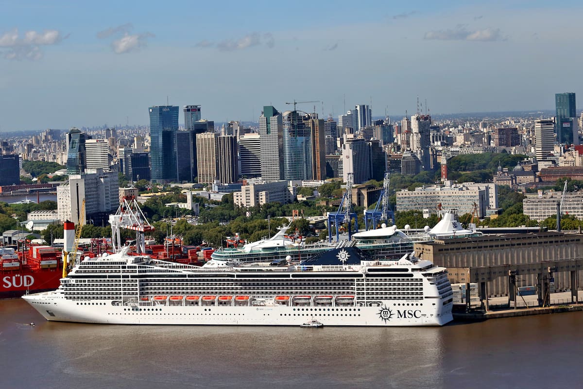 Un crucero atraca en el puerto de Buenos Aires