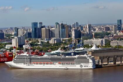 Un crucero atraca en el puerto de Buenos Aires