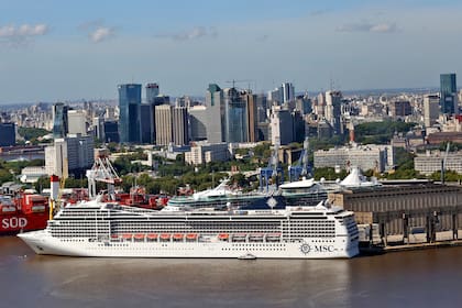 Un crucero atraca en el puerto de Buenos Aires