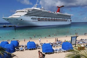 Un crucero de la firma naviera Carnival Destiny, que salió de Miami, tuvo un brote de coronavirus a bordo y tuvo que desembarcar en Seattle