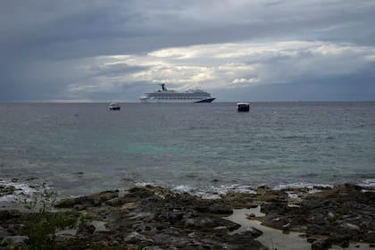 Un crucero surca las aguas de Cozumel, en Quintana Roo, frente a la zona donde se planea constuir un cuarto muelle de cruceros, el 22 de enero de 2022