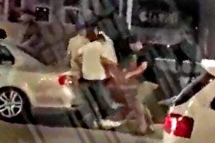 Un cuadro del video que muestra el momento de la agresión