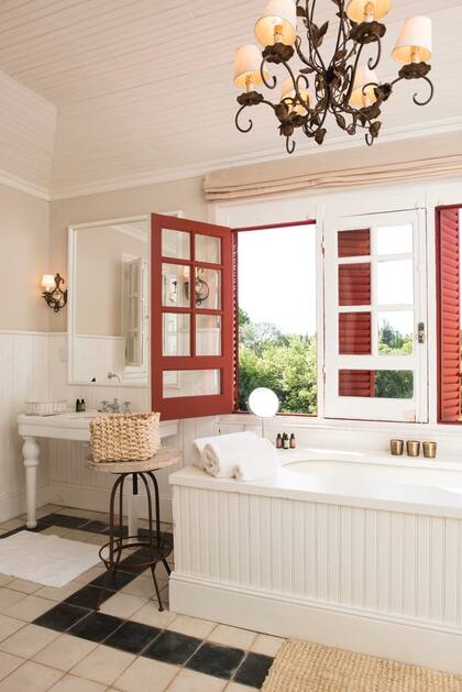 Un cuarto de baño vestido de madera con vista al cielo.