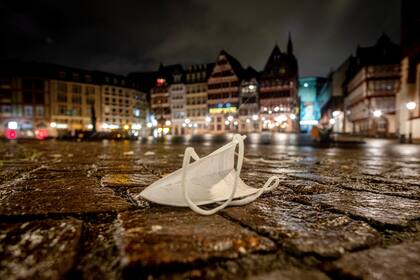 Un cubrebocas tirado en el piso de la plaza Roemerberg, en Fráncfort, Alemania, el 24 de diciembre de 2021. (Foto, Michael Probst)