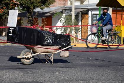 Un cuerpo abandonado en la calle en Cochabamba; por la crisis por el coronavirus, el Tribunal Supremo Electoral de Bolivia decidió aplazar las elecciones hasta octubre