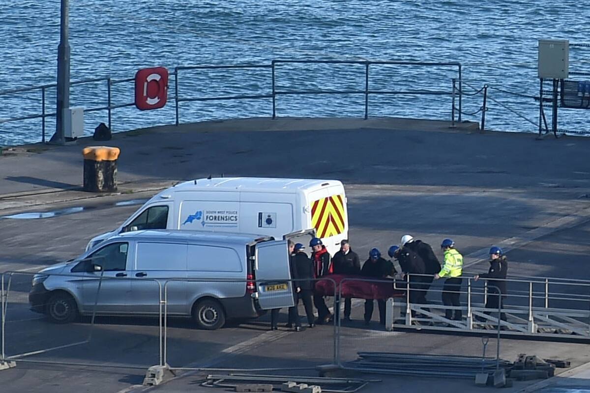 Un cuerpo es transportado del océano Geo III a una ambulancia, en el puerto de Weymouth, Suroeste de Inglaterra el 7 de febrero.