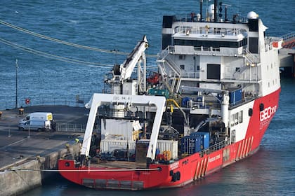 Un cuerpo es transportado del océano Geo III a una ambulancia, en el puerto de Weymouth, Suroeste de Inglaterra el 7 de febrero.