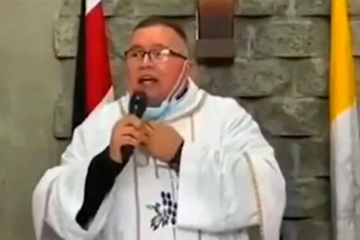 Un cura se hizo viral luego de cantarle a los feligreses para concientizarlos sobre el coronavirus