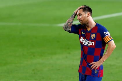 Un dato insignificante por estas horas para Messi: este domingo, en su visita a Alavés, en el cierre de la liga, Messi buscará convertirse por séptima vez -un registro sin antecedentes- en el pichichi,el goleador de la temporada en España