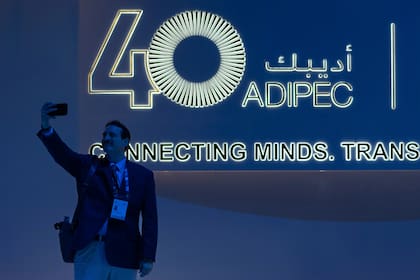 Un delegado se toma un selfie durante la Exhibición y Conferencia Petrolera Internacional de Abu Dabi en Abu Dabi, Emiratos Árabes Unidos, el 4 de noviembre de 2024. (AP foto/Altaf Qadri)