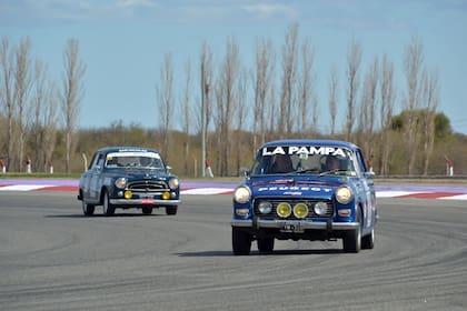 Un deleite para los simpatizantes de Peugeot: dos de los autos mejor presentados de la prueba, el 403 de 1964 del nicoleño Norberto Gruffat y el 404 de 1974 de Salvador Sancho Altolaguirre, piloto pampeano de Toay, recorren el autódromo Rosendo Hernández, de la capital de San Luis, un escenario inusual para los coches históricos del GPAH.