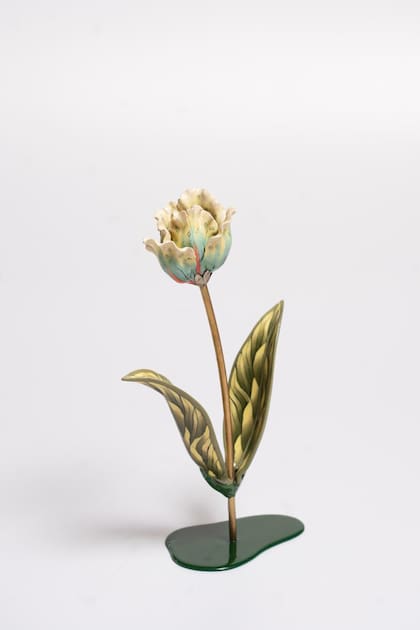 Un delicado tulipán de cerámica de Nicola Costantino (precio de base: 500 dólares)