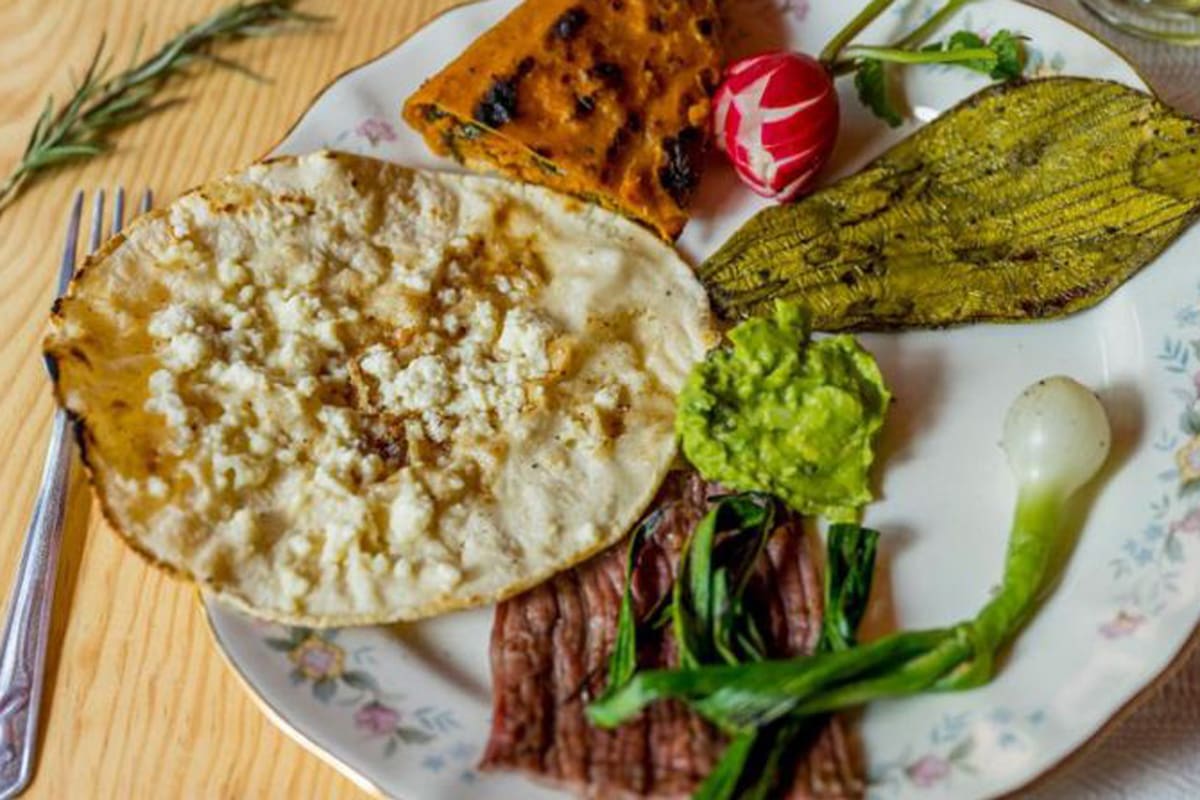 Un delicioso plato de comida mexicana con un nopal asado