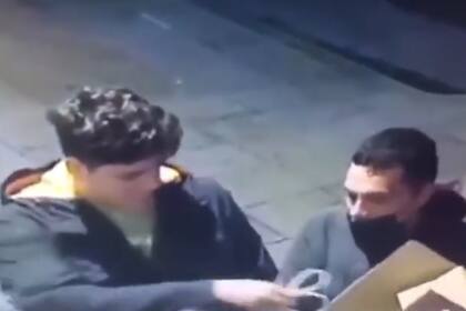 Un delicuente que simuló ser un delivery llevaba un arma en una caja y asaltó a tres adolescentes de 15 años