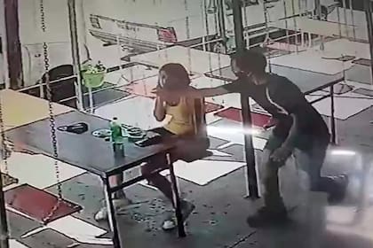 Un delincuente le arrebató el celular a una chica en una hamburguesería de Lomas del Mirador