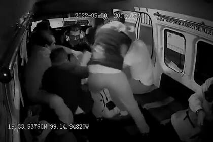 Un delincuente recibió una brutal paliza dentro de una combi en México tras intentar robar los celulares de los pasajeros a bordo