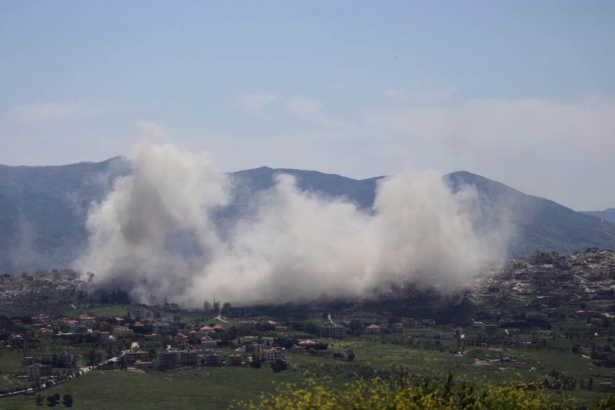 Un densa columna de humo proveniente de explosiones en la aldea de Khiam, al sur del Líbano, donde el ejército israelí detonó viviendas (AFP)