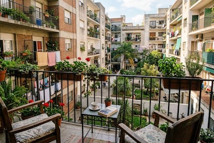 Un departamento con balcón orientado al pulmón de manzana que ofrece vista abierta, verde y seguridad