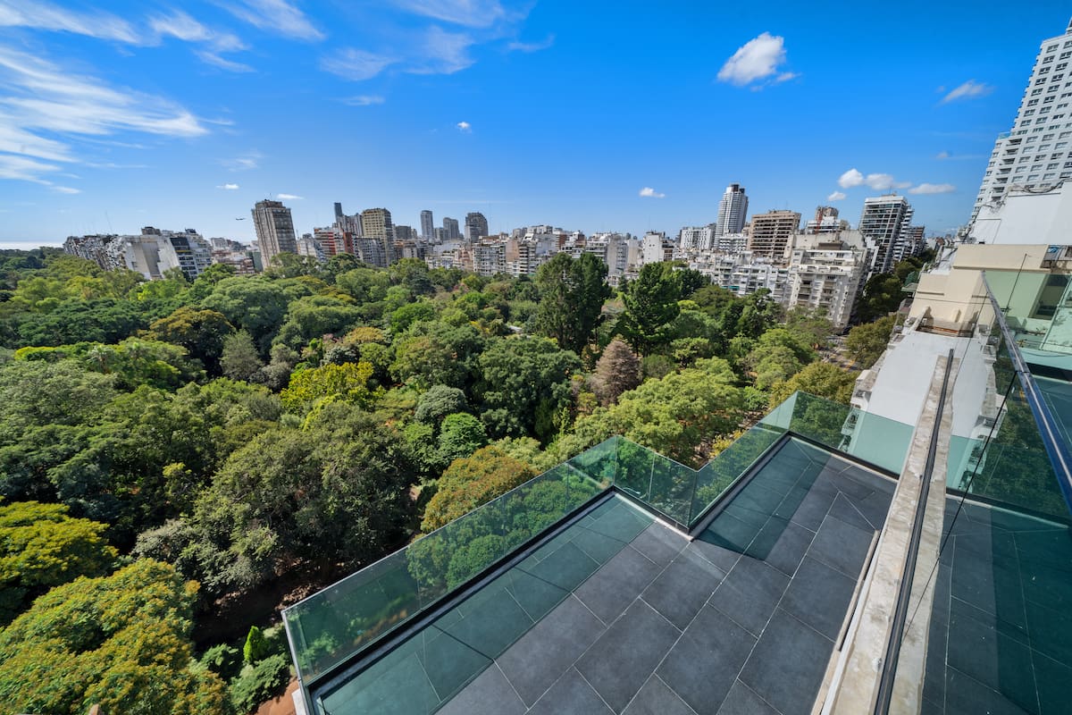 Un departamento con vistas al Río de la Plata y al Jardín Botánico que se ubica en el piso 13