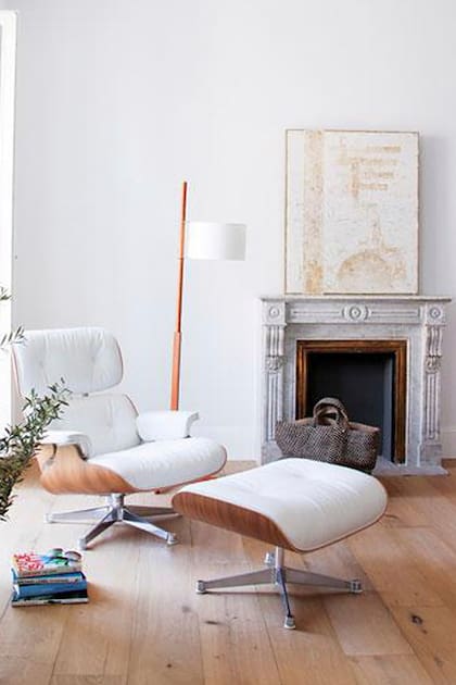 De grandes proporciones y en forma de L, el sofá ‘City soft’ (Sancal) toma las paredes que ofrece el living.