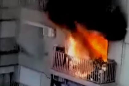 Un departamento del edificio ubicado en Curapaligue 451 se incendió por una explosión de lo que suponen fue una fuga de gas