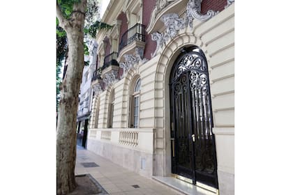 Un departamento eclecticista de principios de siglo XX transformado en casita urbana.