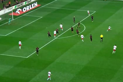 Un derechazo desde unos 25 metros de Piotr Zielinski le dio la victoria a Polonia, que dio vuelta el partido ante Albania y se impuso por 2-1; definirá con Suecia por un lugar en el Mundial 2026