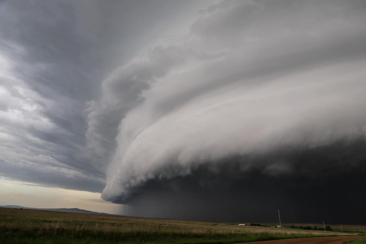 Un derecho es un evento climático similar al tornado pero con algunas diferencias en sus características principales